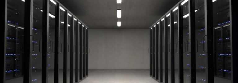 Serverraum mit Reihen von Racks als Symbol für Sicherheitswarnungen, betroffene Services und Patchpriorisierung im IT-Betrieb