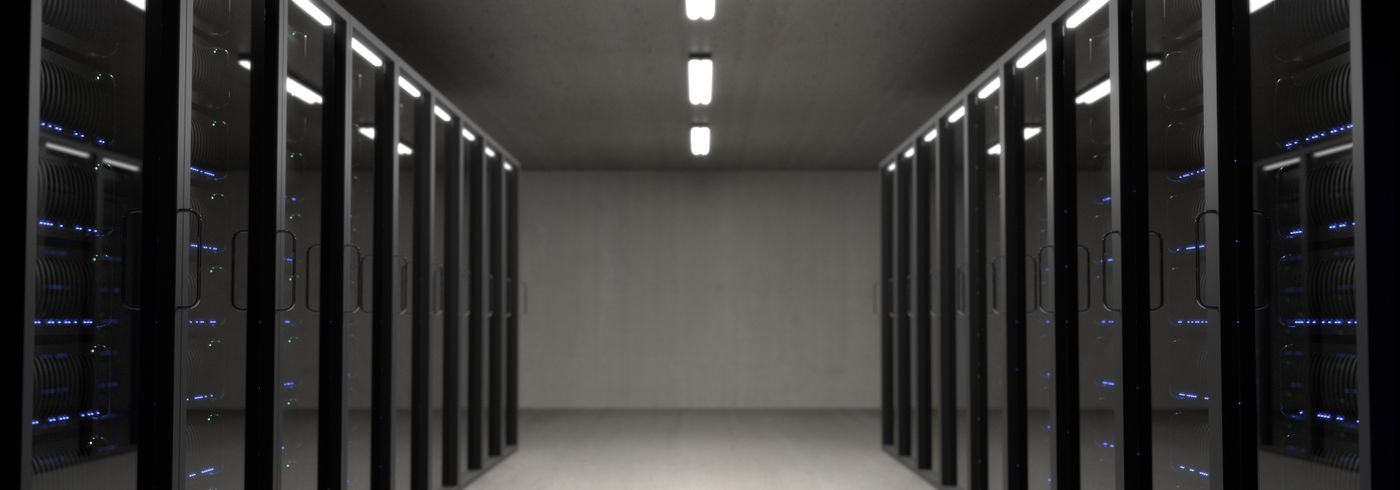 Serverraum mit Reihen von Racks als Symbol für Sicherheitswarnungen, betroffene Services und Patchpriorisierung im IT-Betrieb