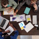 Besprechungstisch mit Notizen und Auswertungen als Symbol für Freigabeplanung, Standard Changes und Governance im IT-Betrieb