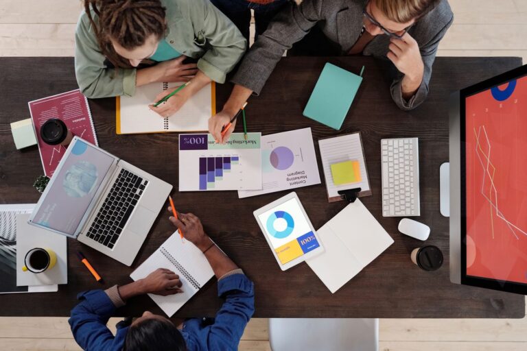 Besprechungstisch mit Notizen und Auswertungen als Symbol für Freigabeplanung, Standard Changes und Governance im IT-Betrieb