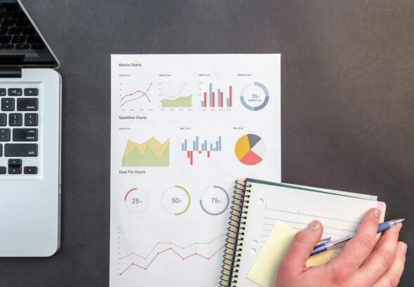 Auswertung, Notebook und Unterlagen als Symbol für ITIL, ISO 20000, Audit-Belege und Service-Management-Nachweise im IT-Betrieb