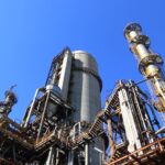 Industrieanlage mit Leitungen und Türmen als Symbol für Sicherheitsmeldungen, Betriebstechnik und Service-Desk-Nachweise