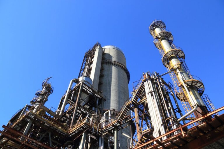 Industrieanlage mit Leitungen und Türmen als Symbol für Sicherheitsmeldungen, Betriebstechnik und Service-Desk-Nachweise
