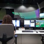 Leitstand mit Monitoren als Symbol für Major-Incident-Prozess, Rollenkarte, Krisenruf und klare Entscheidungen bei IT-Störungen