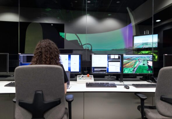 Leitstand mit Monitoren als Symbol für Major-Incident-Prozess, Rollenkarte, Krisenruf und klare Entscheidungen bei IT-Störungen