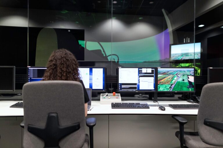 Leitstand mit Monitoren als Symbol für Major-Incident-Prozess, Rollenkarte, Krisenruf und klare Entscheidungen bei IT-Störungen
