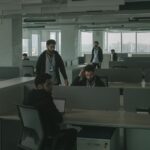 Person arbeitet am Laptop als Symbol für digitale Ausweise, Behördenportale und Supportwege bei Nachweisproblemen