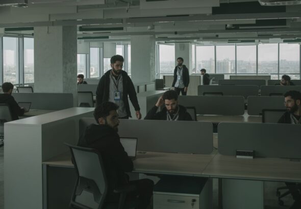 Person arbeitet am Laptop als Symbol für digitale Ausweise, Behördenportale und Supportwege bei Nachweisproblemen