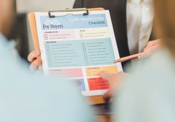 Checkliste auf einem Klemmbrett als Symbol für Rückgabeprüfung beim Providerwechsel