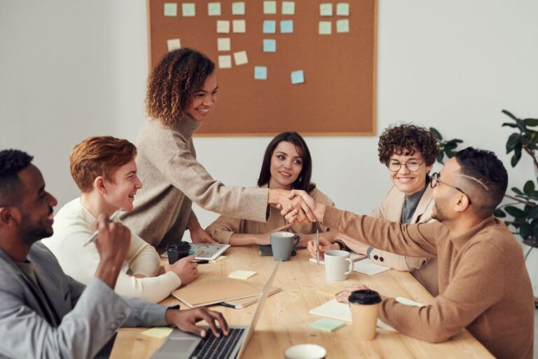 Team in Abstimmung vor Kanban-Board als Symbol für Statusseiten, Ticketwege, Rückfragen und Eskalation im Service Desk