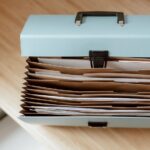 Aktenbox mit sortierten Dokumenten als Symbol für Ticket-Anhänge, Aufbewahrung und Governance im Service Desk