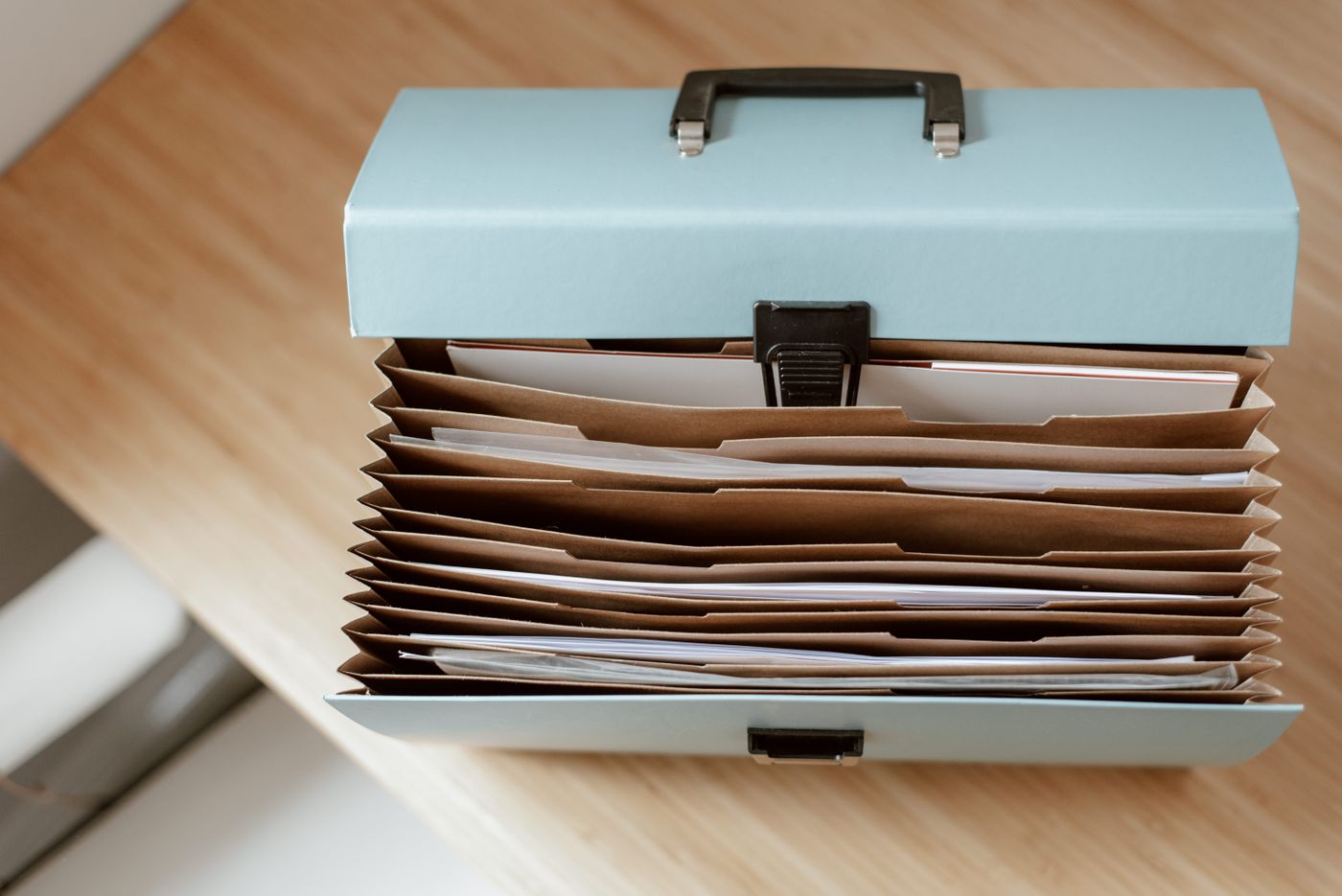 Aktenbox mit sortierten Dokumenten als Symbol für Ticket-Anhänge, Aufbewahrung und Governance im Service Desk
